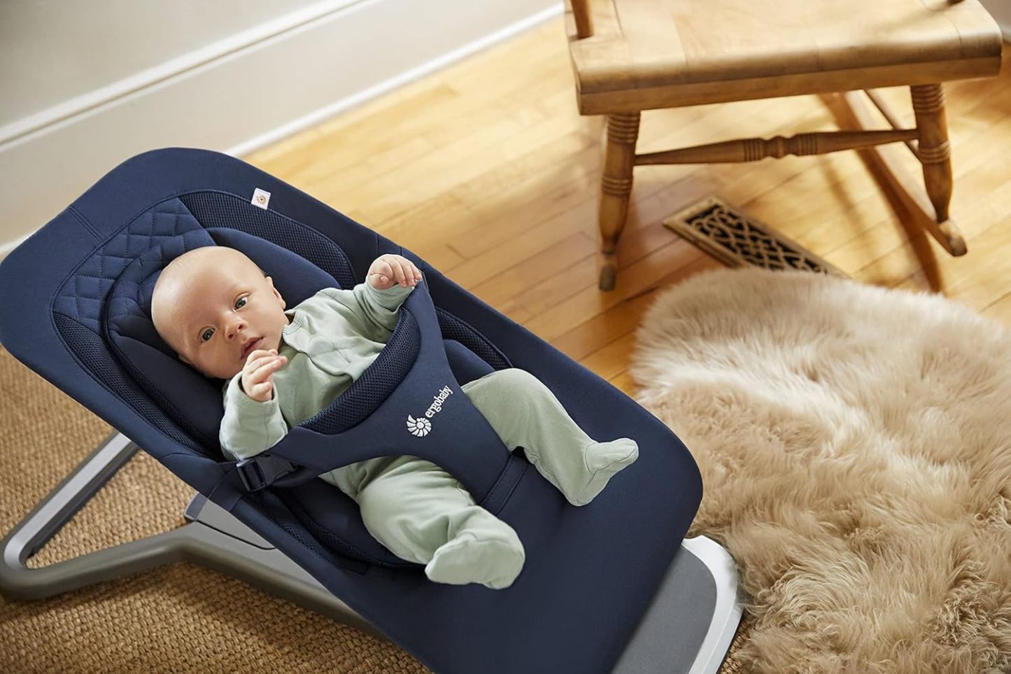 Ergobaby 3-in-1 Evolve Bouncer, Ergonomische Babywippe für Neugeborene ab Geburt bis zum Kleinkind, Babyschaukel mit Neugeboreneneinsatz (2,5 kg - 13,2 kg), Cream